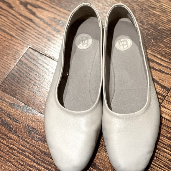 Womens massimo dutti ivory/ stone colour  leather flats size 36 light comfy - Picture 2 of 7